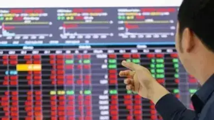 VN-Index lao dốc, giảm 12 điểm